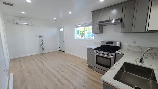 9430 Olympic Blvd in Pico Rivera, CA - Foto de edificio - Building Photo