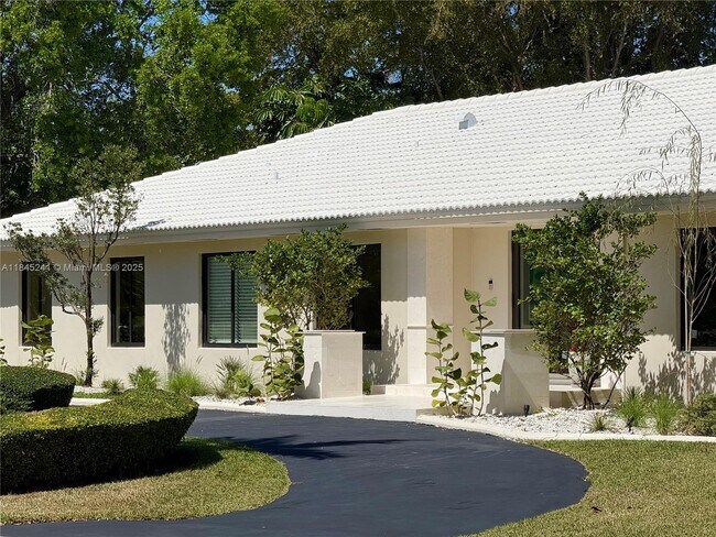 8845 SW 176th Terrace in Palmetto Bay, FL - Foto de edificio - Building Photo