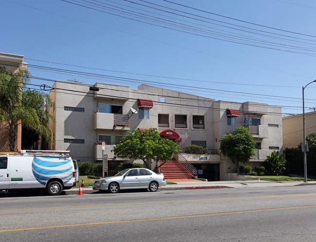 16525 Vanowen St in Van Nuys, CA - Foto de edificio - Building Photo