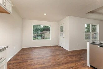 945 S Calabria Ave in Republic, MO - Foto de edificio - Building Photo