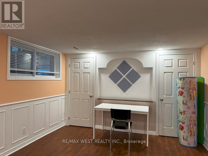 16 Milne Ln in Markham, ON - Building Photo