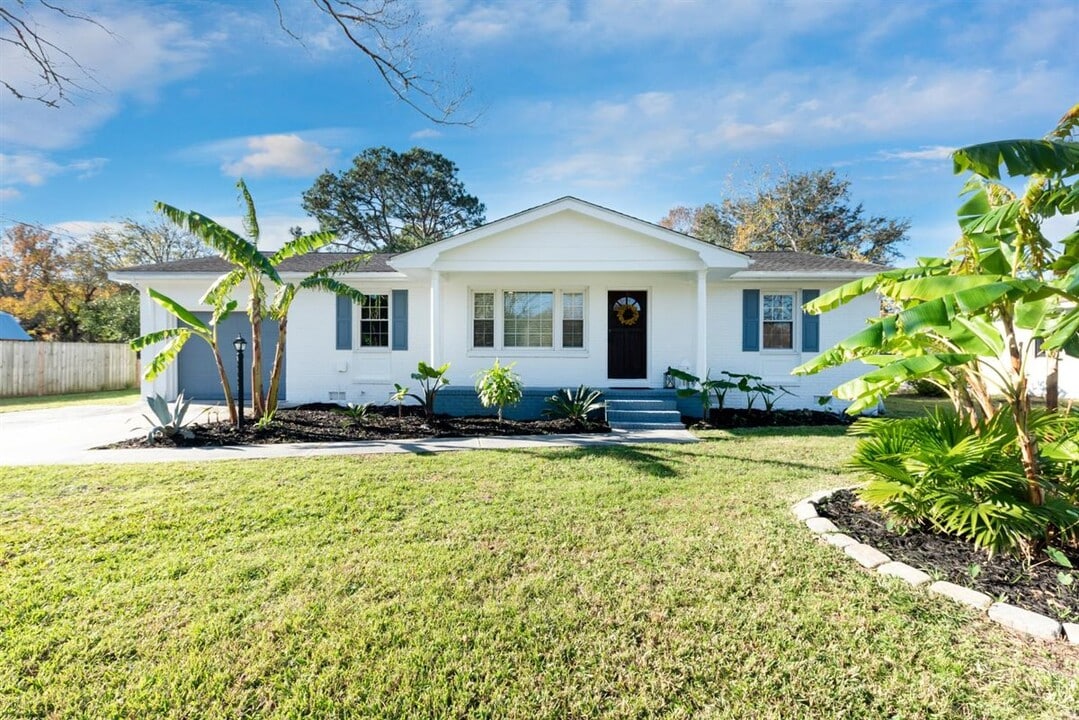 1077 Harbor View Rd in Charleston, SC - Building Photo