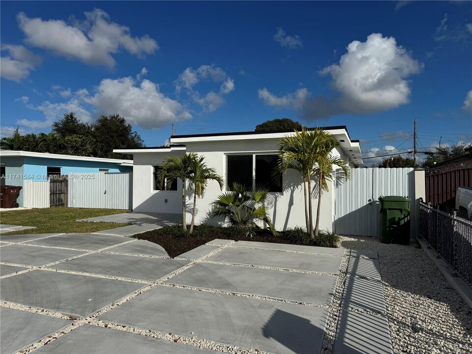 595 E 43rd St in Hialeah, FL - Building Photo