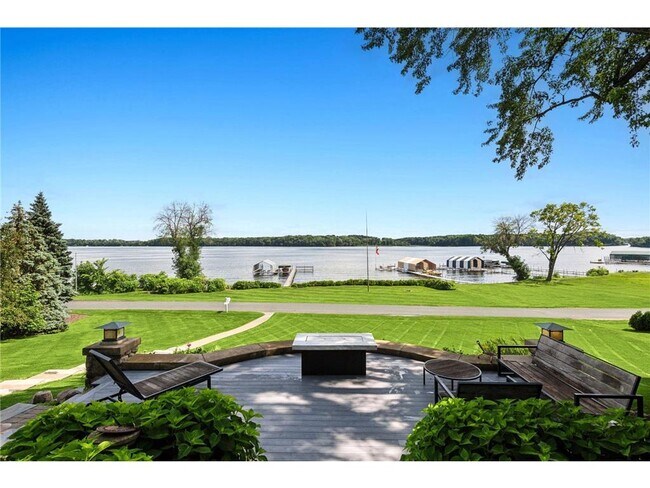 2462 Lafayette Rd in Wayzata, MN - Building Photo - Building Photo