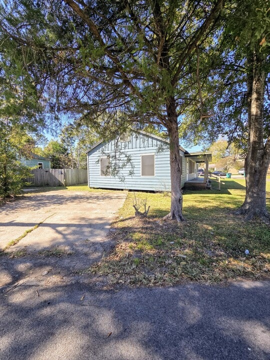 401 W Dewey Ave in Orange, TX - Building Photo