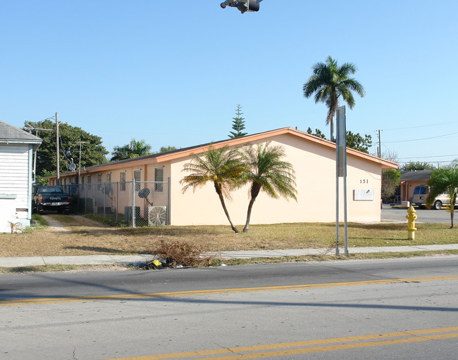 151 NW 8th St in Homestead, FL - Foto de edificio - Building Photo