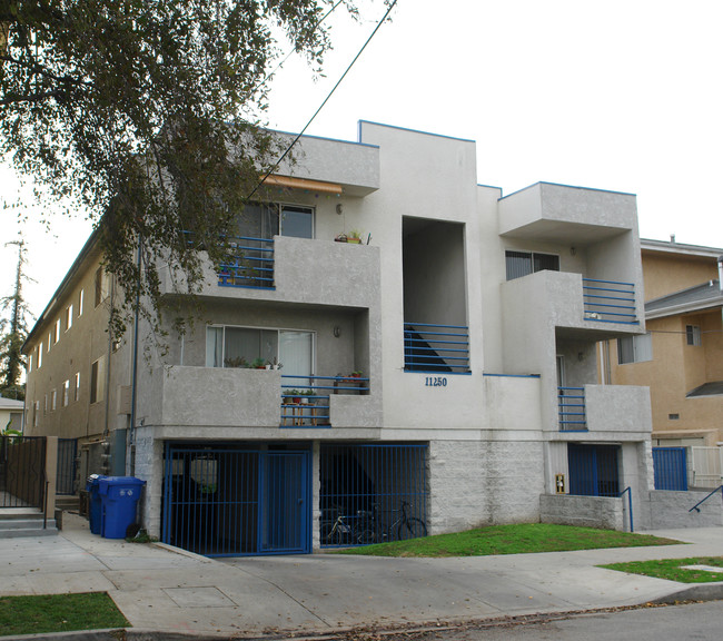 11250 Huston St in North Hollywood, CA - Building Photo - Building Photo