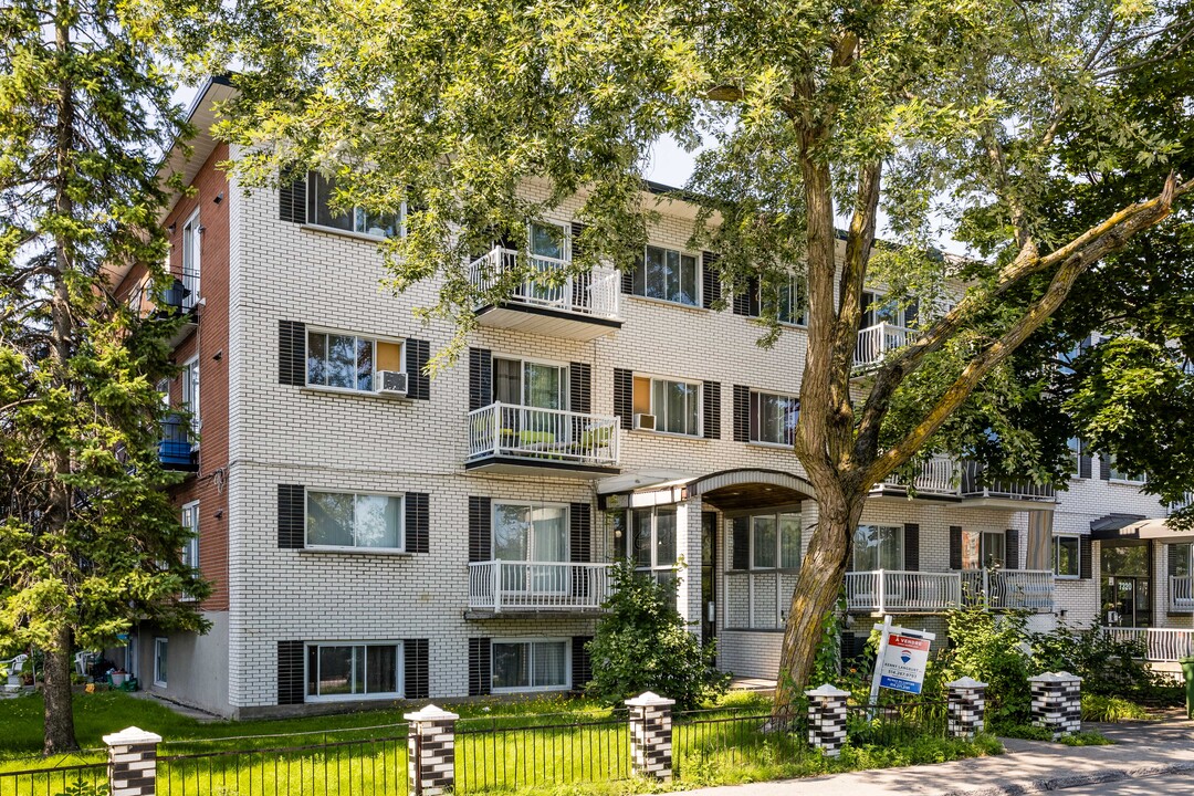 Ciocaro 7300 APT. in Montréal, QC - Building Photo