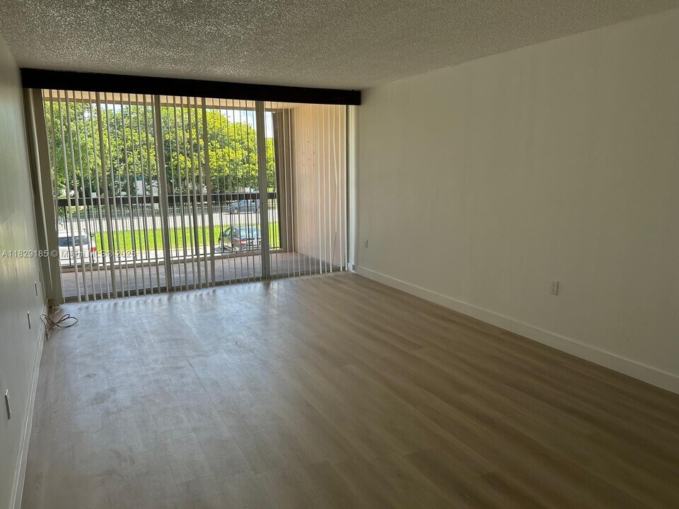 10985 SW 107th St in Miami, FL - Building Photo