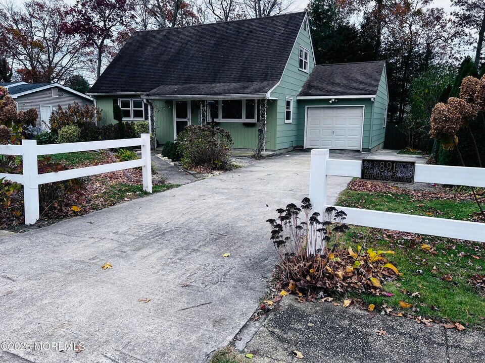 891 Raleigh Dr in Toms River, NJ - Building Photo