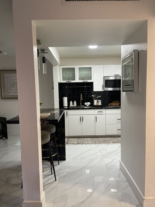 7120 Fairway Dr, Unit L5 in Miami Lakes, FL - Building Photo - Building Photo
