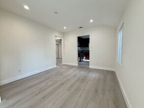 1004 S Bruce Ln in Burbank, CA - Building Photo - Building Photo