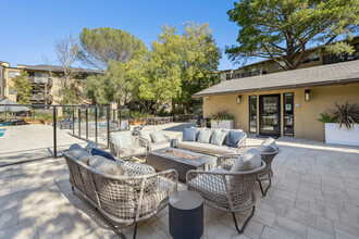 Skylark Apartments in Larkspur, CA - Foto de edificio - Building Photo