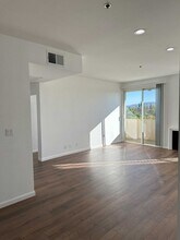 19350 Sherman Way, Unit 208 in Reseda, CA - Foto de edificio - Building Photo