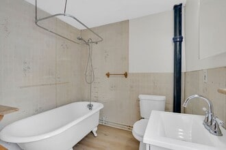 11 Russell Rd in Huntington, MA - Building Photo - Building Photo