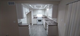 1009 33rd St, Unit Unit#4 in Bakersfield, CA - Building Photo