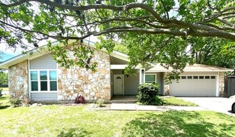 10801 Hard Rock Rd in Austin, TX - Building Photo