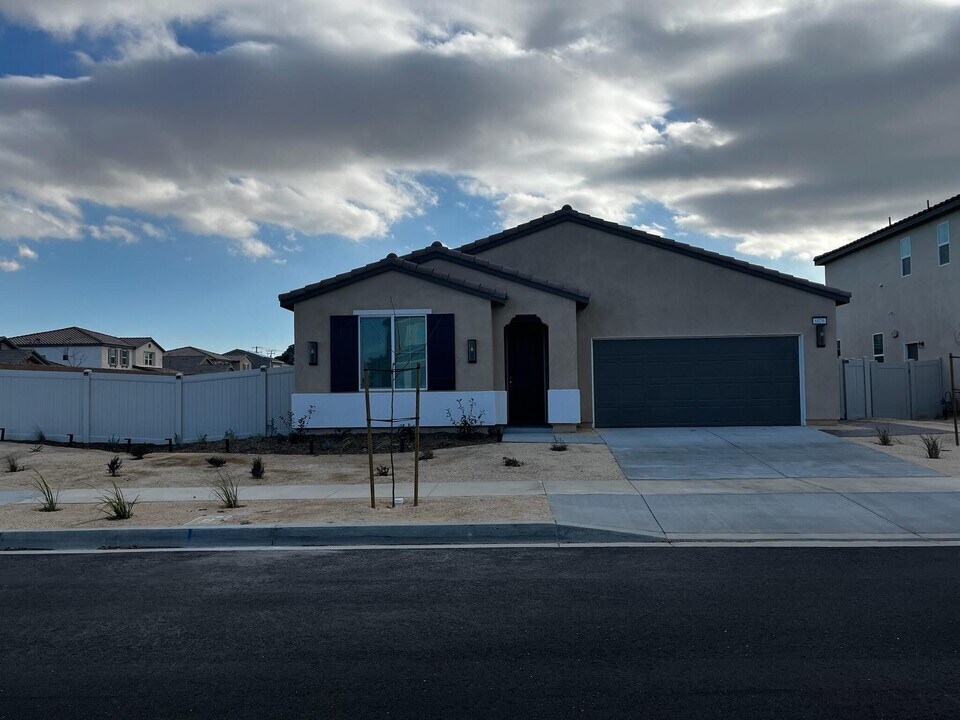 6026 Cor Ave in Lancaster, CA - Building Photo