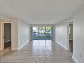 4205 N University Dr in Sunrise, FL - Building Photo - Building Photo