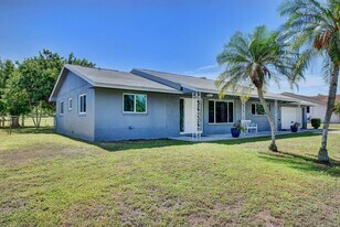 3230 Pebble Beach Dr in Wellington, FL - Building Photo
