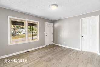 16 Pelzer St in Woodfin, NC - Building Photo - Building Photo