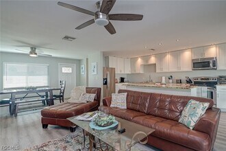 209 SE 44th Terrace in Cape Coral, FL - Foto de edificio - Building Photo