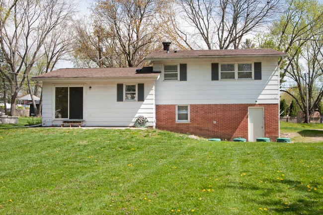 6415 Londonderry Dr in Cary, IL - Building Photo - Building Photo