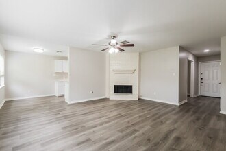 25106 Lynbriar Ln in Spring, TX - Foto de edificio - Building Photo