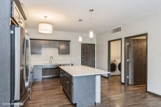 2871 Spring Rose Cir in Coralville, IA - Foto de edificio - Building Photo