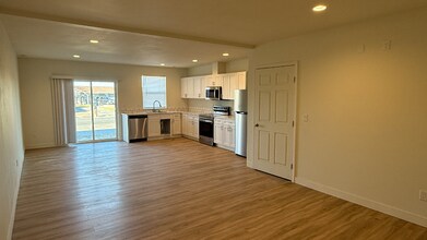 2637 W Marina Dr in Moses Lake, WA - Building Photo - Building Photo