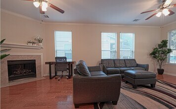 8050 Montague Manor Ln in Houston, TX - Building Photo - Building Photo