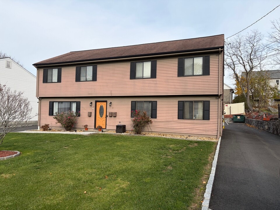 3 Bergh St, Unit 3 in Danbury, CT - Foto de edificio