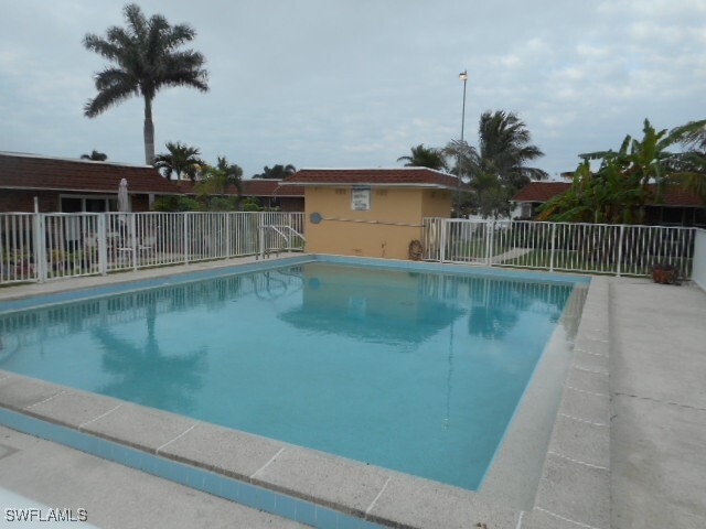 2722 Arbutus St in Naples, FL - Building Photo