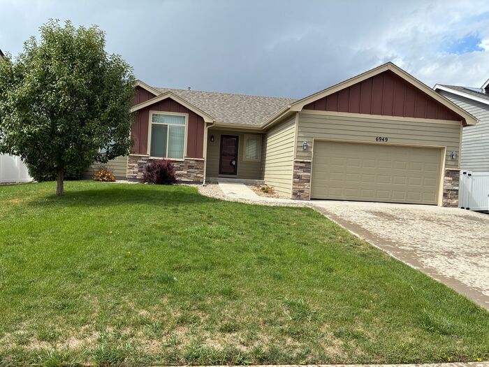 6949 Sumner St in Wellington, CO - Foto de edificio