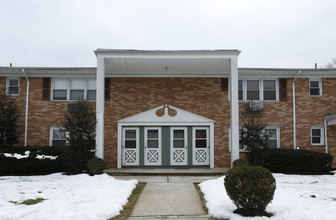 Navesink Cove Condominiums in Atlantic Highlands, NJ - Foto de edificio - Building Photo