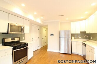 2747 Washington St, Unit 4 in Boston, MA - Foto de edificio - Building Photo