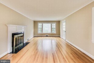 9326 W Parkhill Dr in Bethesda, MD - Building Photo