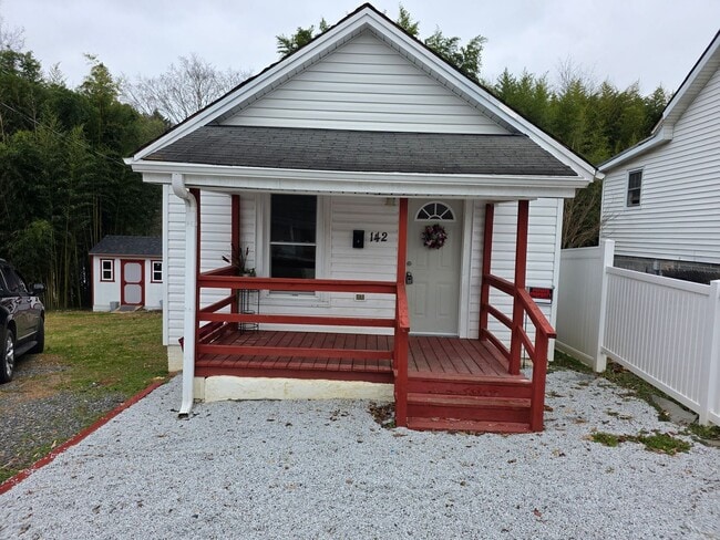 142 Welch St in Mount Airy, NC - Building Photo - Building Photo