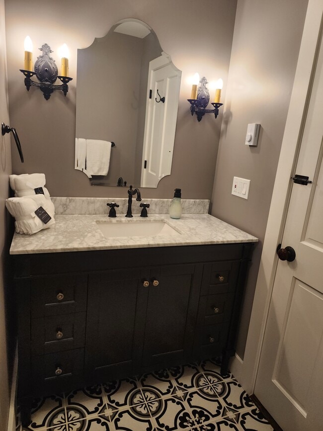 432 E Main St, Unit 2, Unit 2