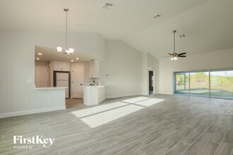 6148 Hellman Ave in Ft. Myers, FL - Foto de edificio - Building Photo