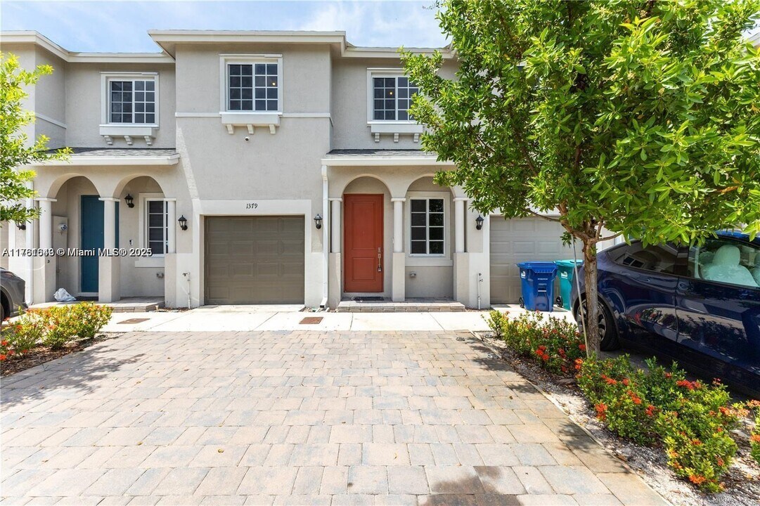 1141 NW 208th St in Miami, FL - Building Photo