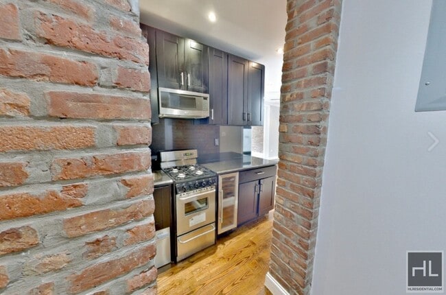 E 100TH ST. in New York, NY - Foto de edificio - Building Photo