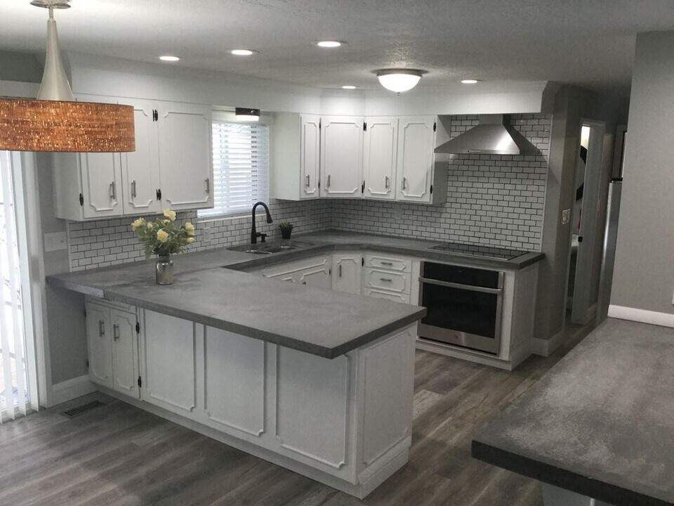 2194-4300 4300 S St, Unit 01-2619 in Roy, UT - Foto de edificio