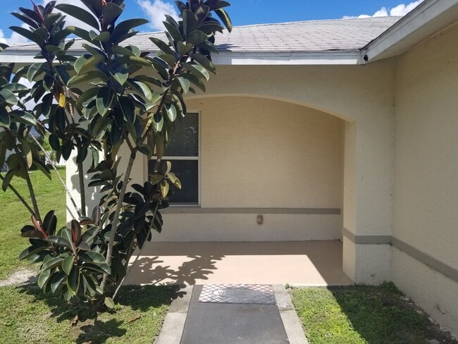 527 Hancock Bridge Pkwy in Cape Coral, FL - Building Photo - Building Photo