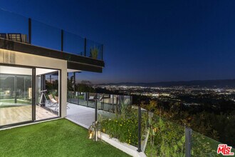 7308 Pacific View Dr in Los Angeles, CA - Foto de edificio - Building Photo