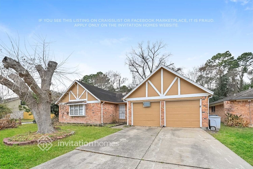 8703 Saratoga Forest Dr in Houston, TX - Building Photo