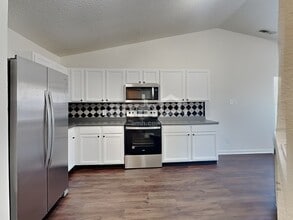 5624 Grassy Bank Dr in Indianapolis, IN - Foto de edificio - Building Photo