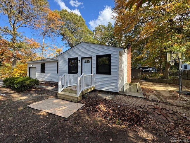 75 Valley Dr in Sound Beach, NY - Building Photo - Building Photo