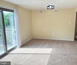8357 Claremont Woods Dr in Alexandria, VA - Building Photo - Building Photo