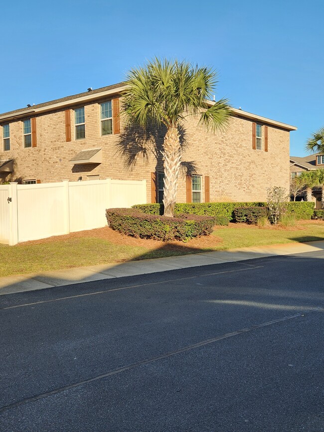 8723 Brown Pelican Cir in Navarre, FL - Foto de edificio - Building Photo